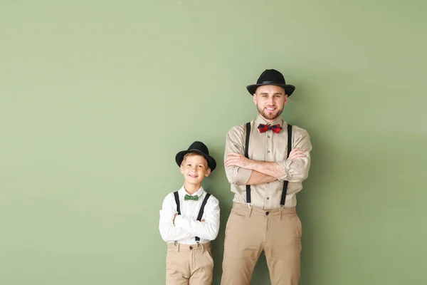 A divatos apa és fia portréja színes háttérrel — Stock Fotó
