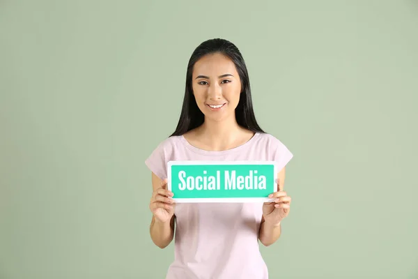 Női ázsiai blogger kezében papírt szöveg Social Media a színes háttér — Stock Fotó