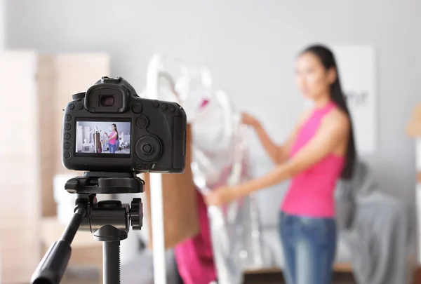 Asian fashion blogger recording video at home — Stock Photo, Image