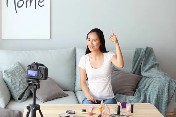 Asijské krása blogger nahrávání videa doma — Stock fotografie