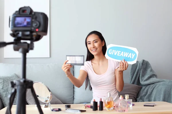 Asiático beleza blogger anunciando Giveaway enquanto a gravação de vídeo em casa — Fotografia de Stock