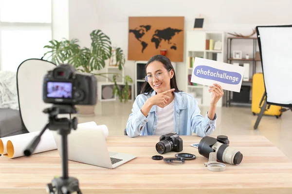 Kvinna asiatiska bloggare inspelning video hemma — Stockfoto
