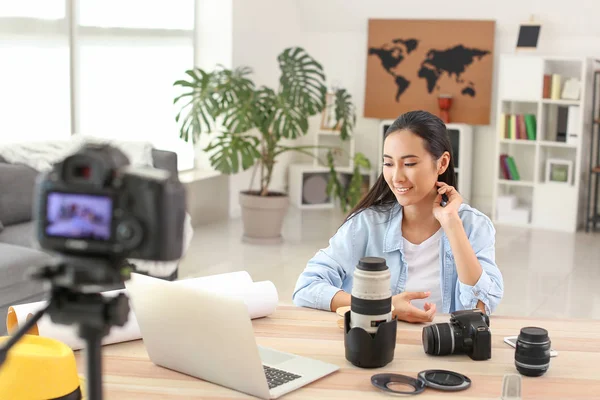Kvinna asiatiska bloggare inspelning video hemma — Stockfoto