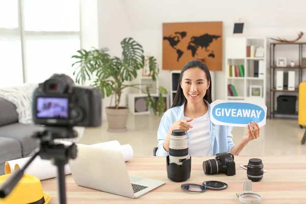 Kvinnliga asiatiska bloggare tillkännage Giveaway medan du spelar in video hemma — Stockfoto