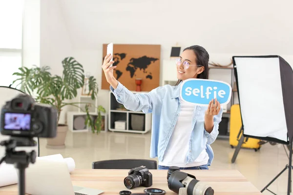 Női ázsiai blogger figyelembe selfie otthon — Stock Fotó