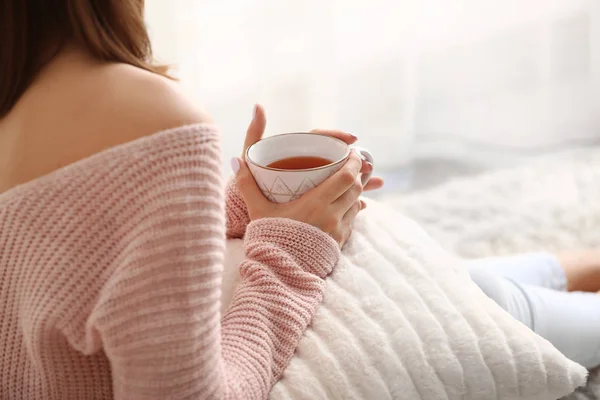Krásná mladá žena pije čaj doma — Stock fotografie