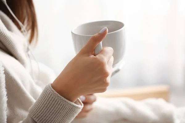 Vacker ung kvinna dricker te hemma, närbild — Stockfoto