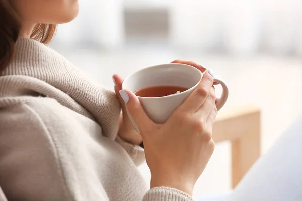 Hermosa joven bebiendo té en casa, primer plano — Foto de Stock