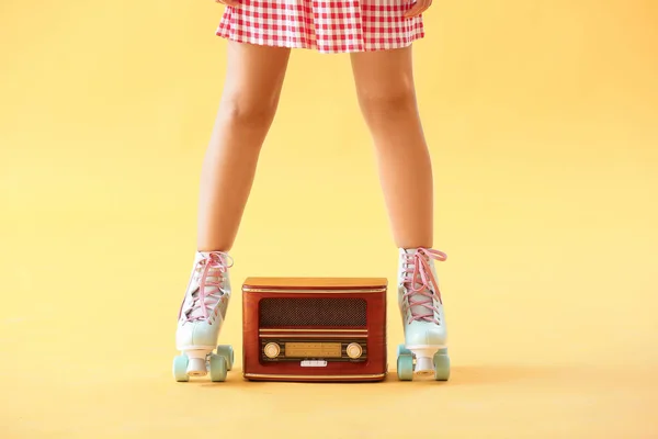 Paten ve renk arka plan karşı retro radyo alıcısı ile güzel genç kadın — Stok fotoğraf