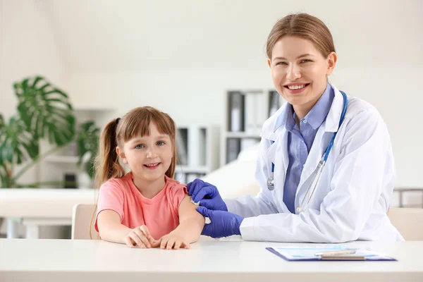 Orvos himlőoltás kislány a klinikán — Stock Fotó