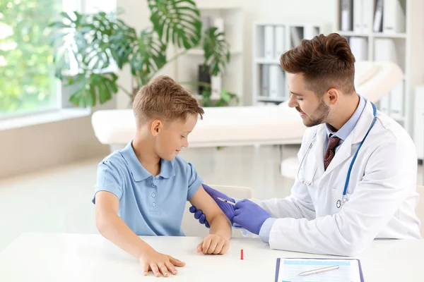 Doktorvaccinerande liten pojke på kliniken — Stockfoto