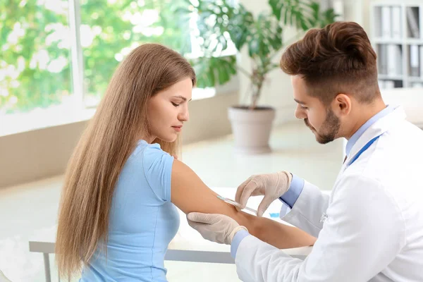 Medico vaccinare giovane donna in clinica — Foto Stock