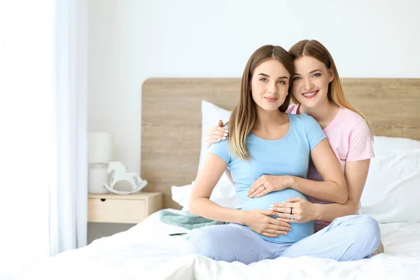 Feliz embarazada lesbianas pareja en el dormitorio — Foto de Stock
