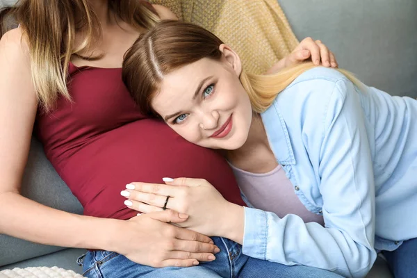 Feliz embarazada lesbianas pareja en casa — Foto de Stock