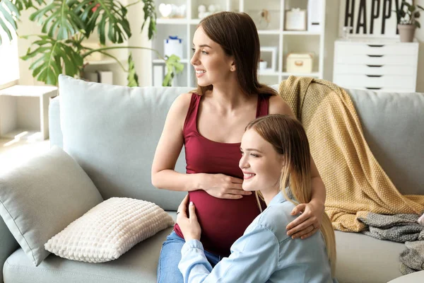 Gelukkig zwanger lesbisch koppel thuis — Stockfoto