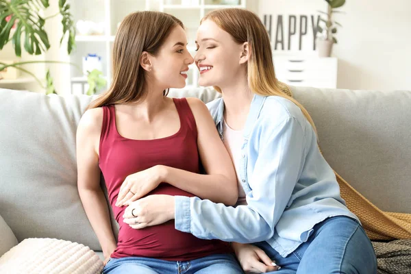 Šťastný březí lesbický pár doma — Stock fotografie
