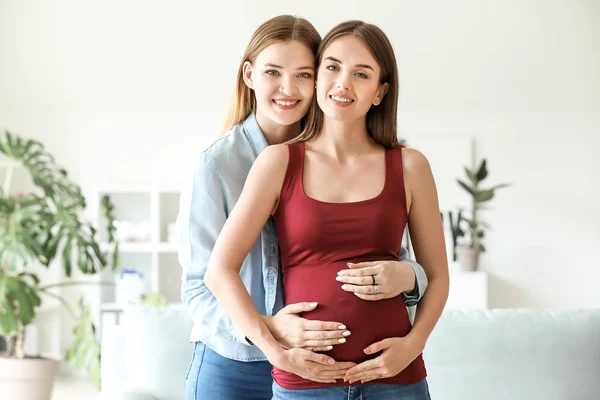 Šťastný březí lesbický pár doma — Stock fotografie