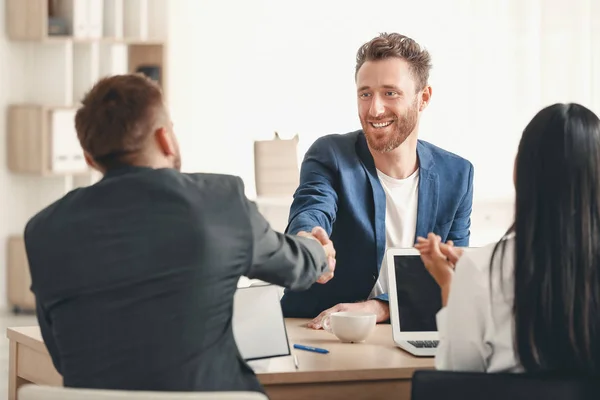 Gerente de recursos humanos estrechando la mano con el solicitante después de una entrevista exitosa — Foto de Stock