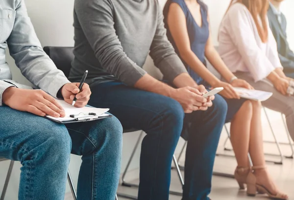 Jóvenes esperando entrevista de trabajo en interiores — Foto de Stock