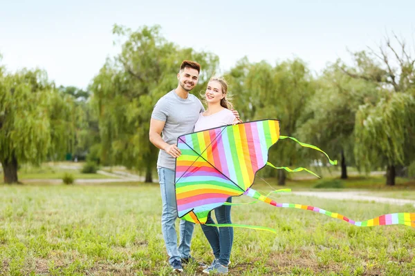 屋外凧と幸せな若いカップル — ストック写真