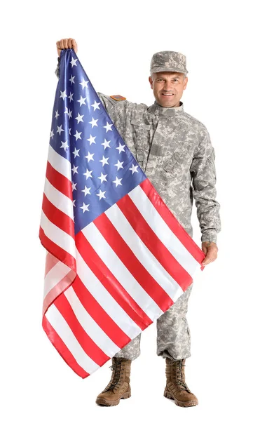 Gammal manlig soldat med USA flagga på vit bakgrund — Stockfoto