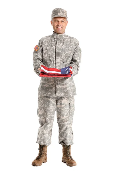 白い背景にアメリカの旗を持つ成熟した男性兵士 — ストック写真