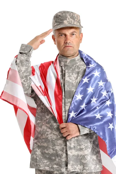 Saludo soldado masculino con bandera de EE.UU. sobre fondo blanco — Foto de Stock