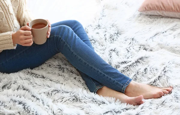 Wanita muda minum teh panas di rumah — Stok Foto