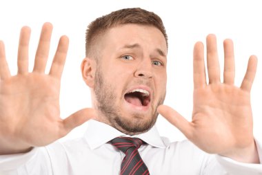 Beyaz arka plan üzerinde panik atak işadamı