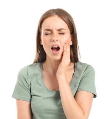 Beyaz arka plana karşı diş ağrısı çeken genç kadın