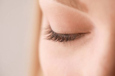 Kirpikler laminasyon ve boyama sonra güzel genç kadın, closeup