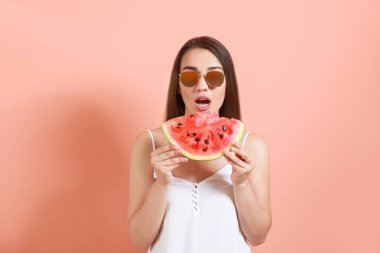 Renkli arka planda taze karpuz dilimi ile güzel genç kadın
