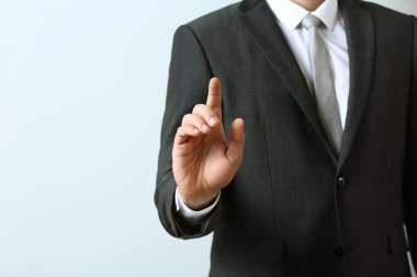 Işık arkaplanı üzerinde sanal ekran kullanan iş adamı