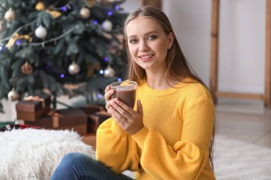 Güzel kadın evde sıcak çikolata içme