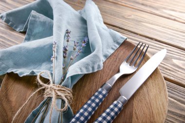 Ahşap arkaplanda basit tablo ayarı, yakın plan