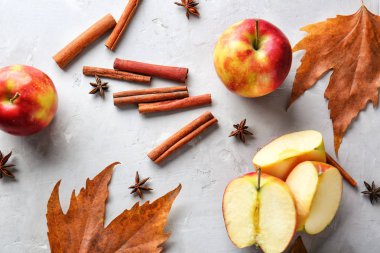 Grunge arka planda anason ve elma ile Aromatik tarçın