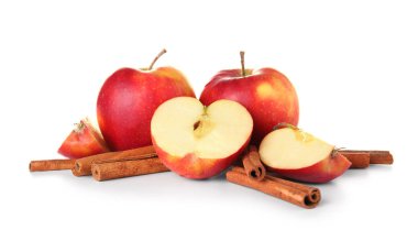 Beyaz arka planda tarçın ile taze elma