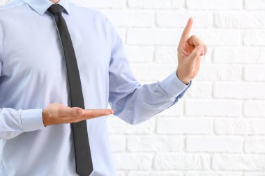 Beyaz arkaplanda sanal ekran kullanan iş adamı