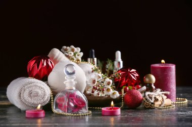 Karanlık arka planda spa tedavisi için ürünler ile Noel kompozisyon