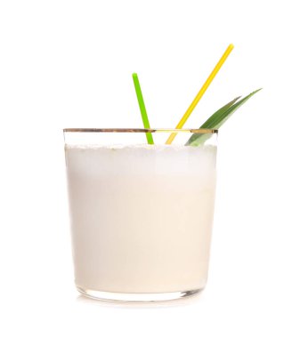 Beyaz arka planda lezzetli Pina Colada kokteyl cam