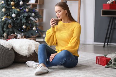 Güzel kadın evde sıcak çikolata içme