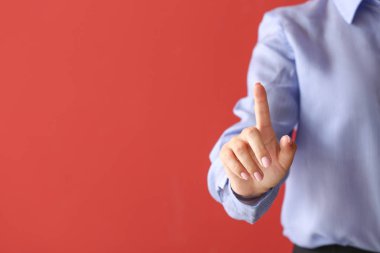 Sanal ekran renk arka plan üzerinde kullanarak iş kadını