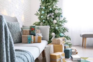 Noel ağacı, kanepe ve birçok hediye ile oda Iç