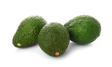 beyaz zemin üzerinde olgunlaşmış avokado