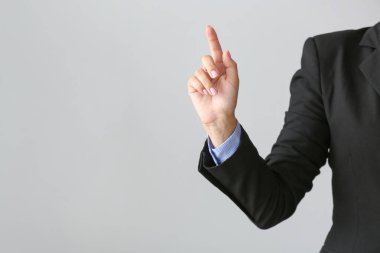 Işık arka planda sanal ekran kullanan iş kadını