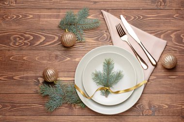 Ahşap arka planda Noel yemeği için güzel masa ayarı