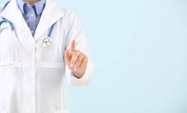 Doktor renk arka planda sanal ekran kullanarak