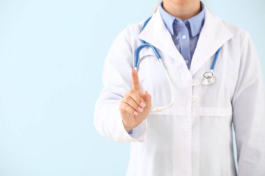 Doktor renk arka planda sanal ekran kullanarak