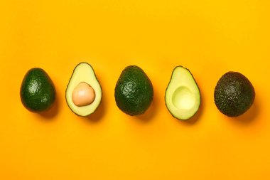 Renkli arka planda olgun avokado