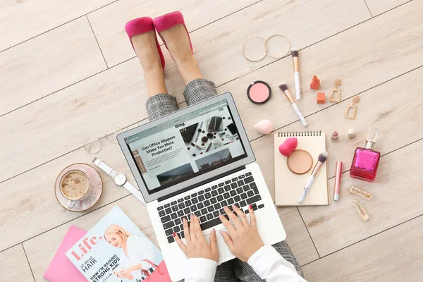 Vrouwelijke Beauty Blogger met laptop zittend op houten vloer, Top uitzicht — Stockfoto
